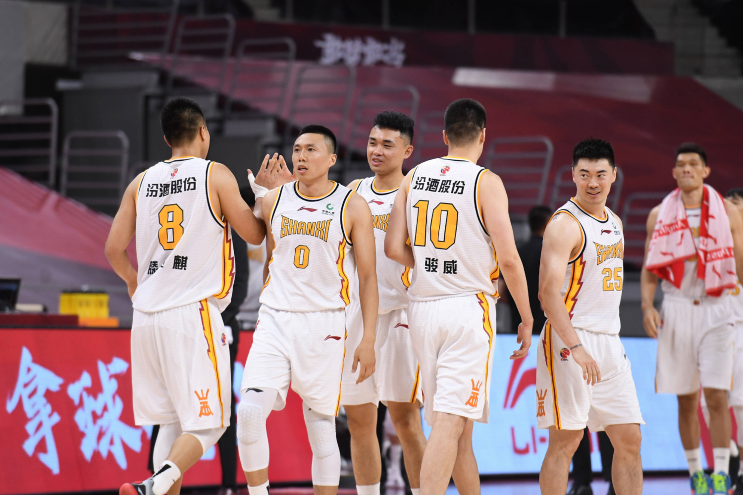 lol段位查询-关于清晨CBA常规赛传出新动向，夏洛特黄蜂复出首秀，管理层表态：震撼外界，心理建设被强调的信息